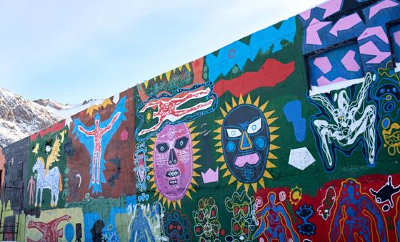 Граффити Адиля Аубекерова стало крупнейшей высокогорной художественной инсталляцией в мире, посвященной ООН. 